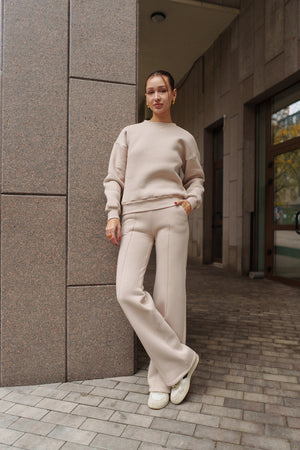 Бежевий костюм з Світшотом і брюками палаццо