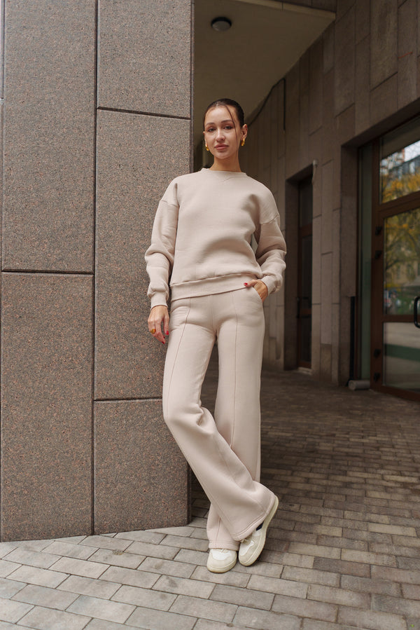Бежевий костюм з Світшотом і брюками палаццо