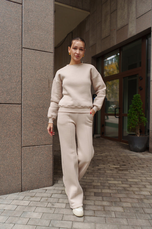 Бежевий костюм з Світшотом і брюками палаццо