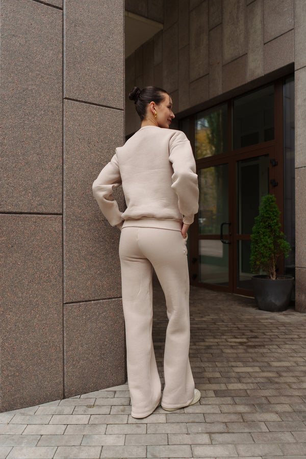 Бежевий костюм з Світшотом і брюками палаццо